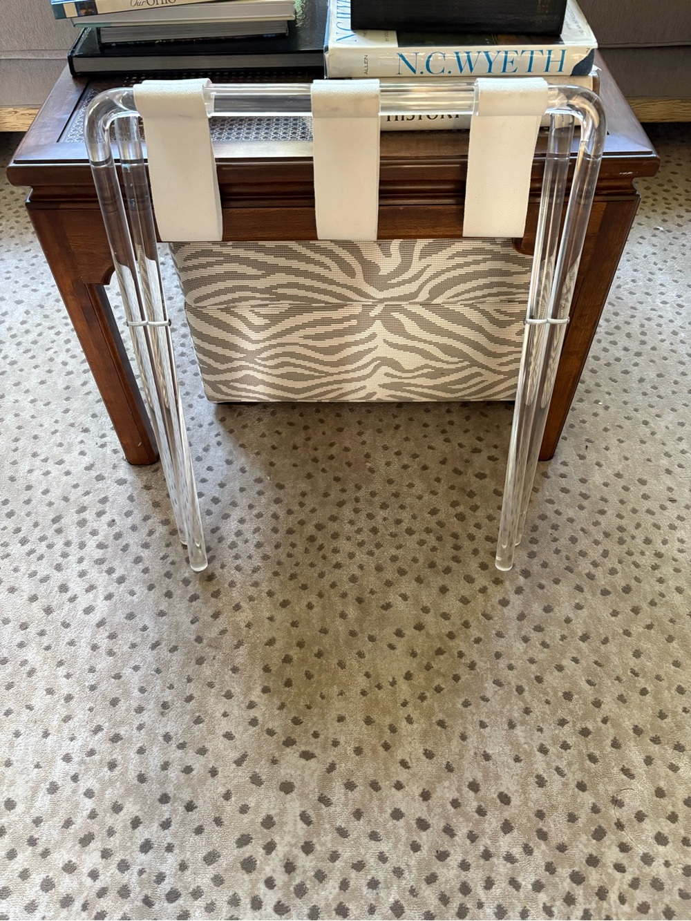 Lucite/Acrylic MCM luggage stand foldable - Picture 4 of 6